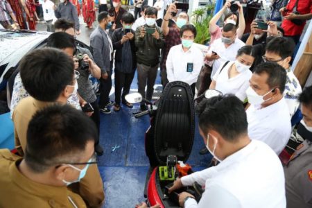 Walikota Andrei Angouw Resmikan Stasiun Pengisian Kendaraan Listrik Umum