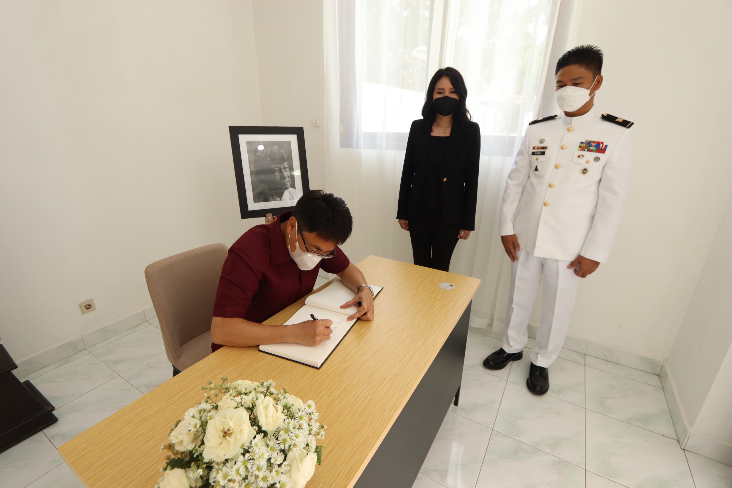 Ucapan Duka Cita Ditulis Wali Kota AA Dalam Buku Belasungkawa Atas Meninggalnya Mantan Presiden Filipina Fidel Valdez Ramos