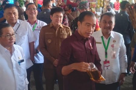 Andrei Angouw Dampingi Presiden Ir Joko Widodo Kunjungi Pasar Pinasungkulan Manado