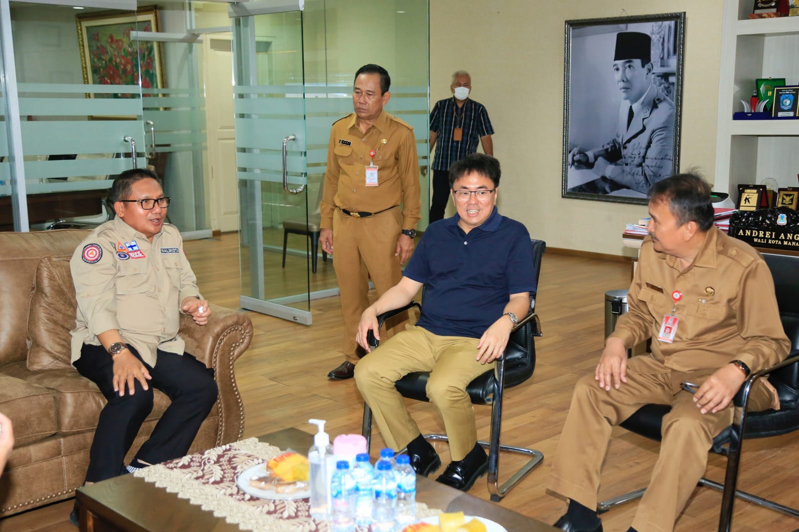 Andrei Angouw Menerima Kunjungan Wali Kota Gorontalo Dr. H. Marten Taha Yang Menyerahkan Bantuan Korban Bencana Banjir dan Longsor