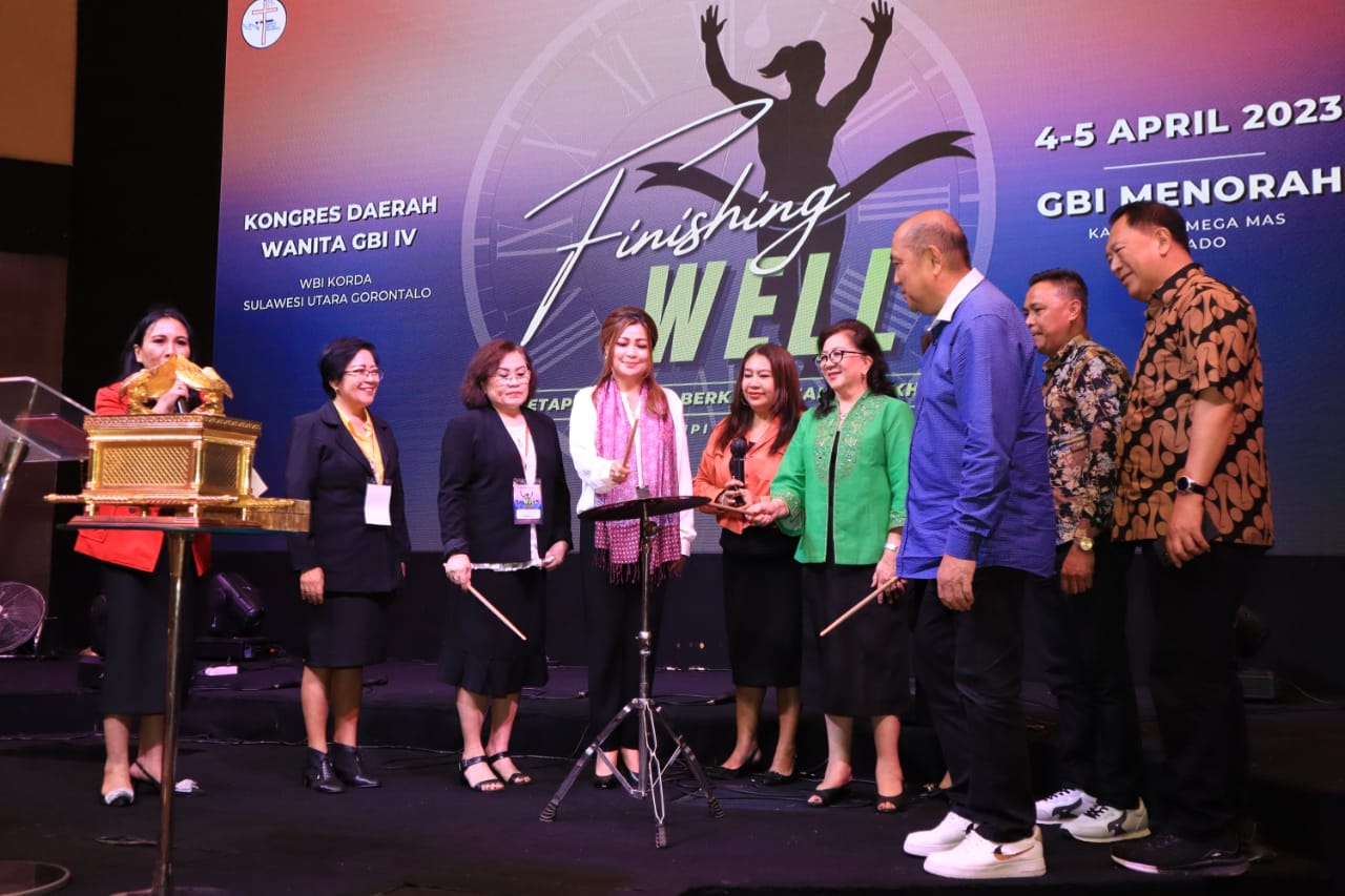 Ketua Tim Penggerak PKK Kota Manado Irene Angouw – Pinontoan Membuka Kegiatan Kongres Daerah Wanita GBI Sulutgo Yang ke-IV